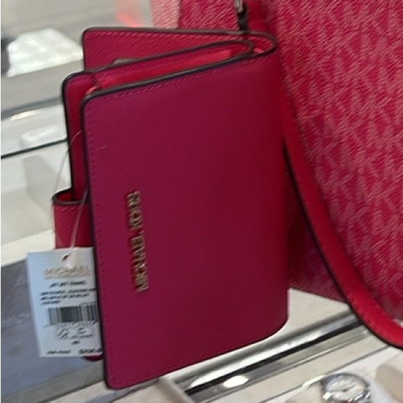 MICHAEL KORS
Medium Crossgrain Leather Wallet
Electric Pink
NWT - Picture 11 of 16